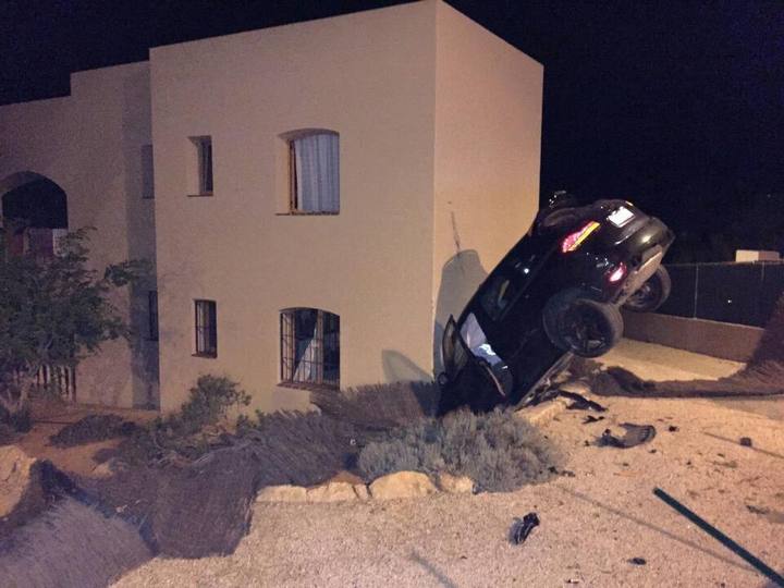 Estrella un Porsche Cayenne contra una casa 1 1440500092309 1