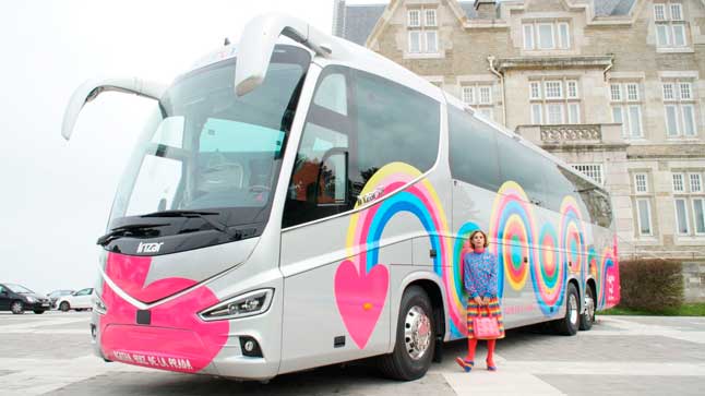 Ágatha Ruiz de la Prada se atreve con el diseño de un autobús 1 bus2