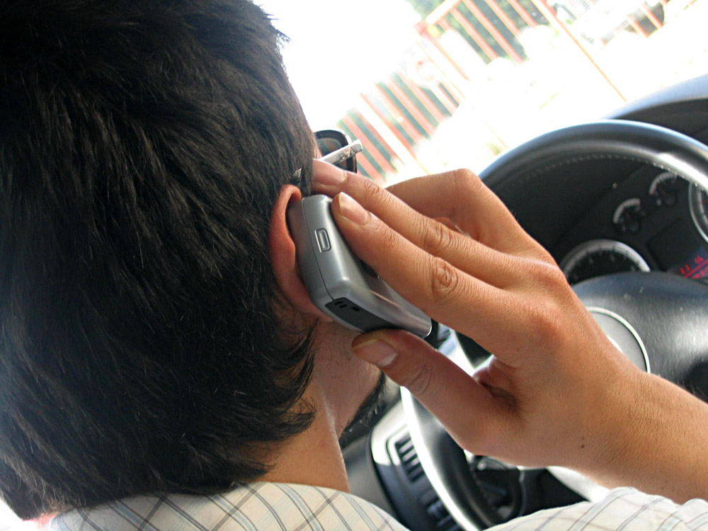 Conducir mientras se usa el móvil, tan peligroso como conducir ebrio 5 conducir movil 1