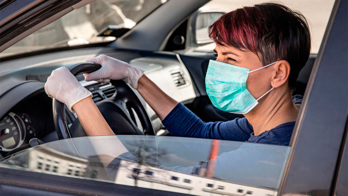 ¿Cuál es la multa por quitarte la mascarilla mientras conduces? 2 conductora mascarilla