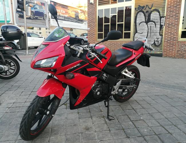 ¿Dónde colocar la pegatina de la DGT en la moto? 1 cupula2