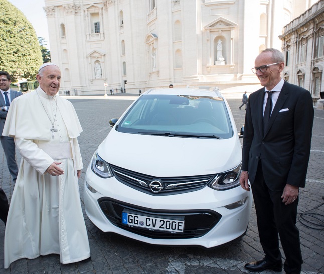 Un Opel Ampera-E para el Papa 1 el papa recibe un opel ampera e