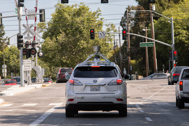 Un ciclista vuelve loco al Google Car 1 google self driving car
