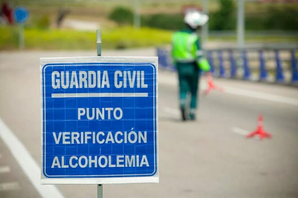 Tráfico intensifica el control de alcohol y drogas al volante 1 guardia civil control alcohol1
