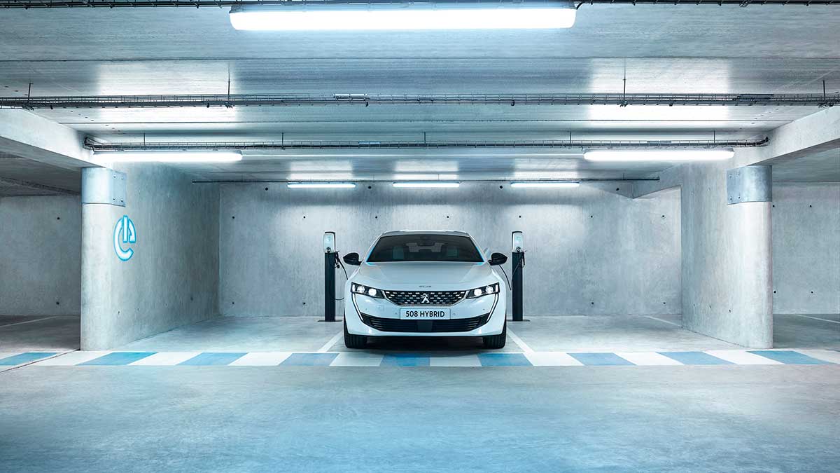 Peugeot cierra el primer trimestre liderando el mercado de turismos electrificados 1 peugeot508phev1809pb0020