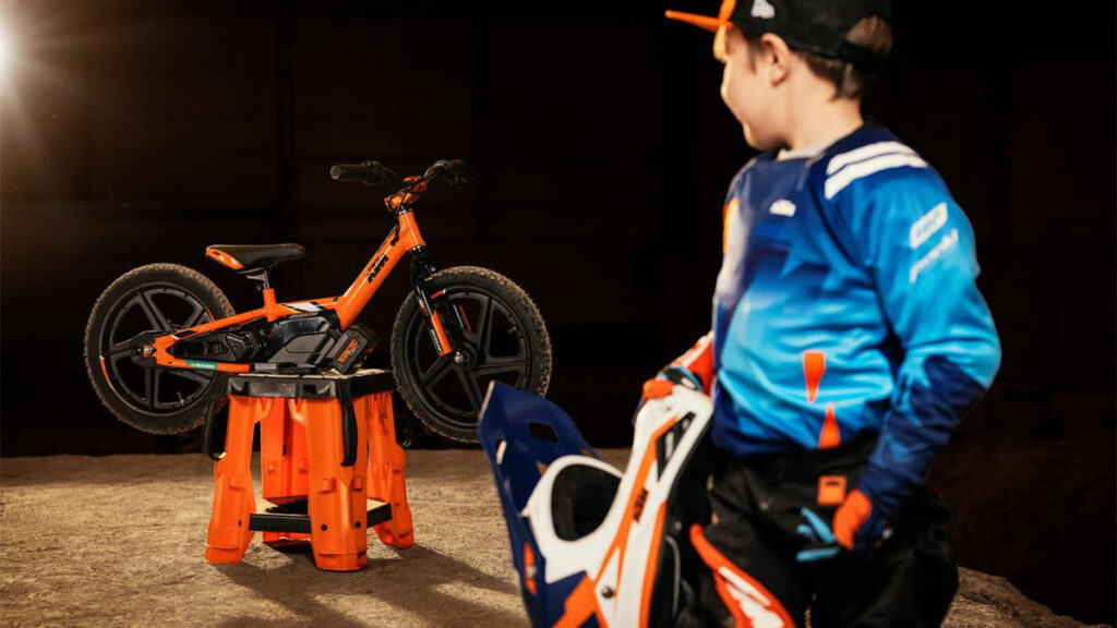 Lo nuevo de KTM es... ¡un correpasillos eléctrico con aires de competición! 1 stacyc ktm factory replica 16edrive static