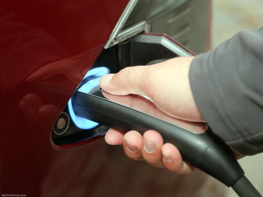Coches eléctricos 2015: ¿Cuál tiene más autonomía? 1 tesla modelscargando