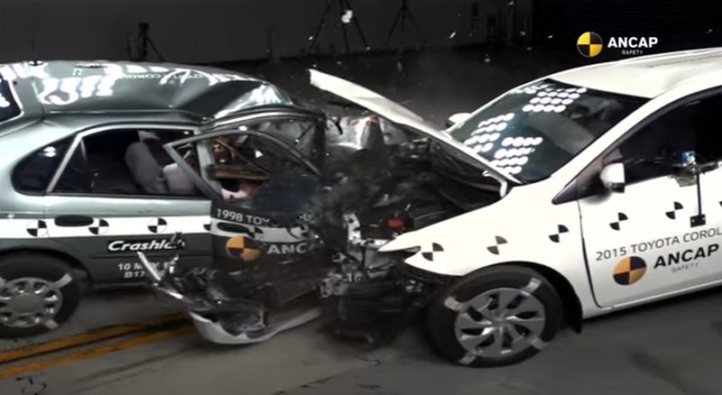 Esto es lo que pasa cuando chocan dos coches con casi dos décadas de diferencia 1 toyota1 33