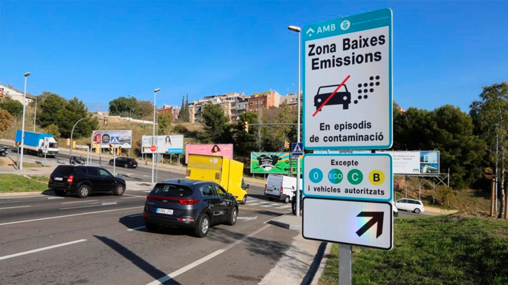 ZBE de Barcelona en 2021: estos son los vehículos que no pueden circular desde el 1 de abril 1 una las senales que alerta del veto los coches mas contaminantes los dias elevada polucion 1511179277926
