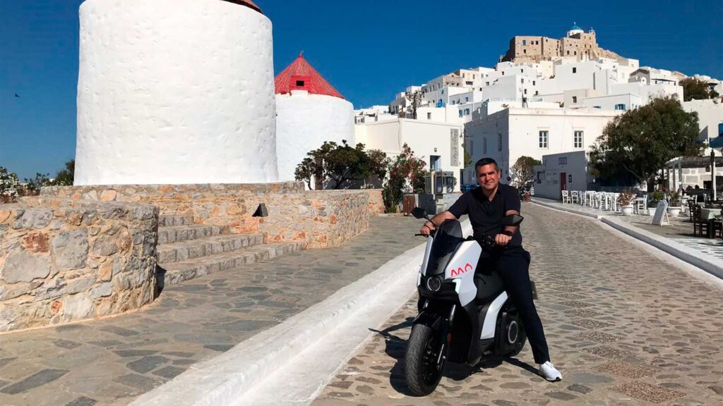 Seat MÓ acerca la electrificación a una isla griega 1 seat-mo-astipalea