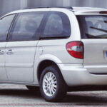 Chrysler Voyager año 2004 trasera