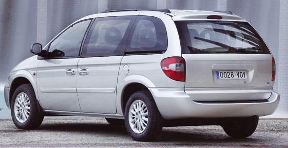 Chrysler Voyager año 2004 trasera