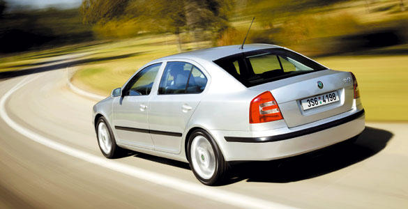 Skoda Octavia año 2004 trasera