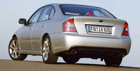 Subaru Legacy año 2004 trasera