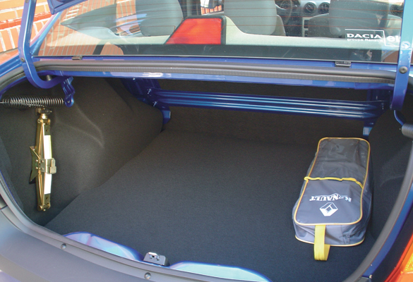 Dacia Logan 1.6 MPI (2006) Laureate maletero