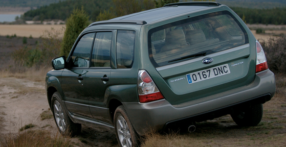 Subaru 2.0X (2005) Forester  3/4 Trasera
