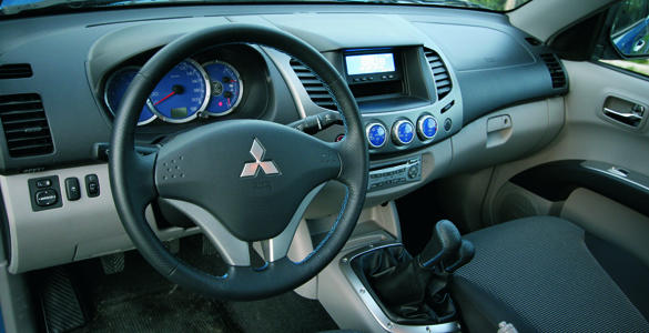 Mitsubishi 2.5 (2006) DC interior2