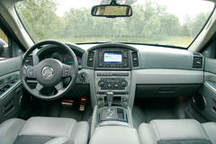 porsche-cayenne-vs-grand-cherokee-71 porsche-cayenne-vs-grand-cherokee-71