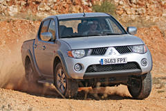 mitsubishi-l200-vs-toyota-hilux-15 mitsubishi-l200-vs-toyota-hilux-15