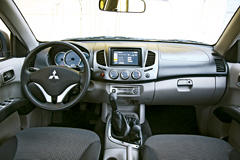mitsubishi-l200-vs-toyota-hilux-31 mitsubishi-l200-vs-toyota-hilux-31