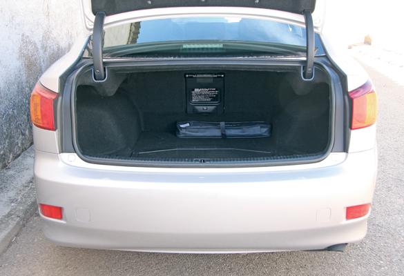 Lexus IS 220d (2010) Sport maletero