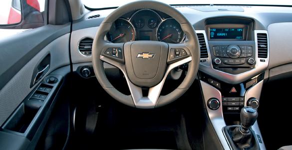 Chevrolet Cruze 2.0 (2010) VCD I 125 LS+ interior