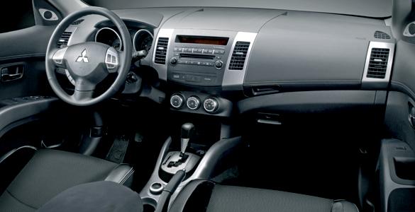 Mitsubishi  Outlander (2010) Por dentro