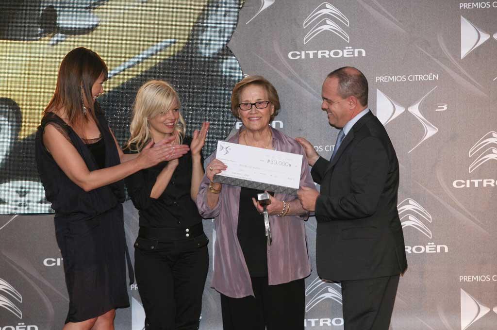 De izquierda a derecha: las actrices Mabel Lozano y Lluvia Rojo, la presidenta de la Fundación Bobath, Luisa Fúnez y el director general de Automóviles Citroën España. De izquierda a derecha: las actrices Mabel Lozano y Lluvia Rojo, la presidenta de la Fundación Bobath, Luisa Fúnez y el director general de Automóviles Citroën España.