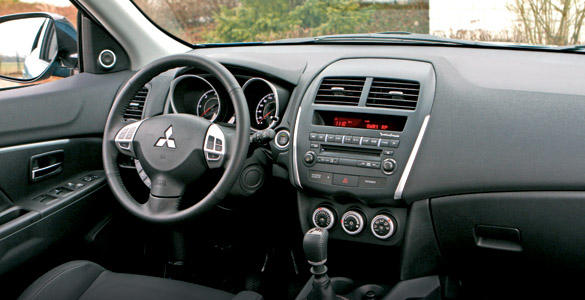 Mitsubishi 200 Di-D (2010) ASX Motion interior