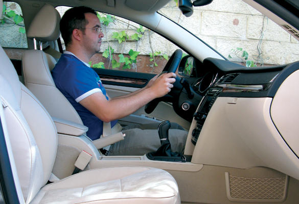 Skoda Superb 2.0 TDI (2010) Ambition plazas delanteras