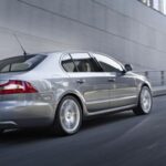 Skoda Superb 2.0 TDI (2010) Ambition trasera