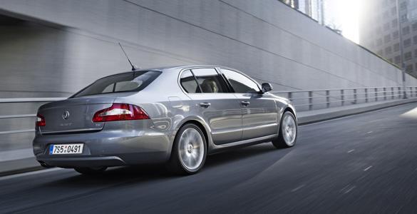 Skoda Superb 2.0 TDI (2010) Ambition trasera
