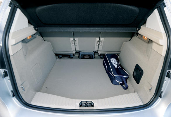 Ford C-Max 2 .0 TDCi (2011) Titanium maletero
