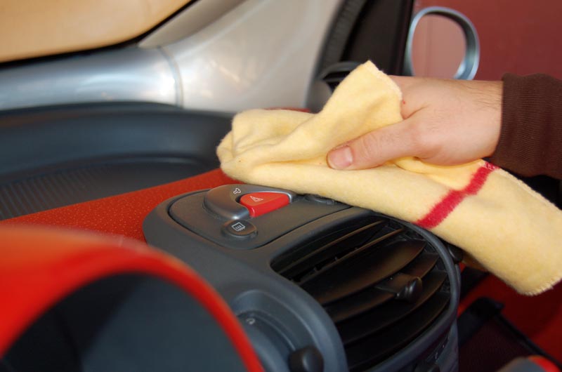 Cómo limpiar los plásticos interiores del coche?