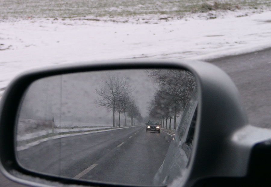 retrovisor exterior en invierno