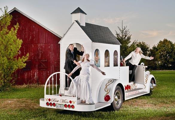 capilla de bodas sobre ruedas trasera tres cuartos