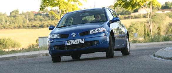 Renault Mégane en una glorieta Renault Mégane en una glorieta