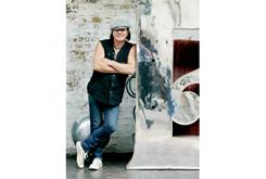 de-noche-cantante-de-acdc-y-de-dia-piloto