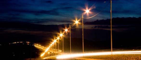 Carretera de noche iluminada Carretera de noche iluminada
