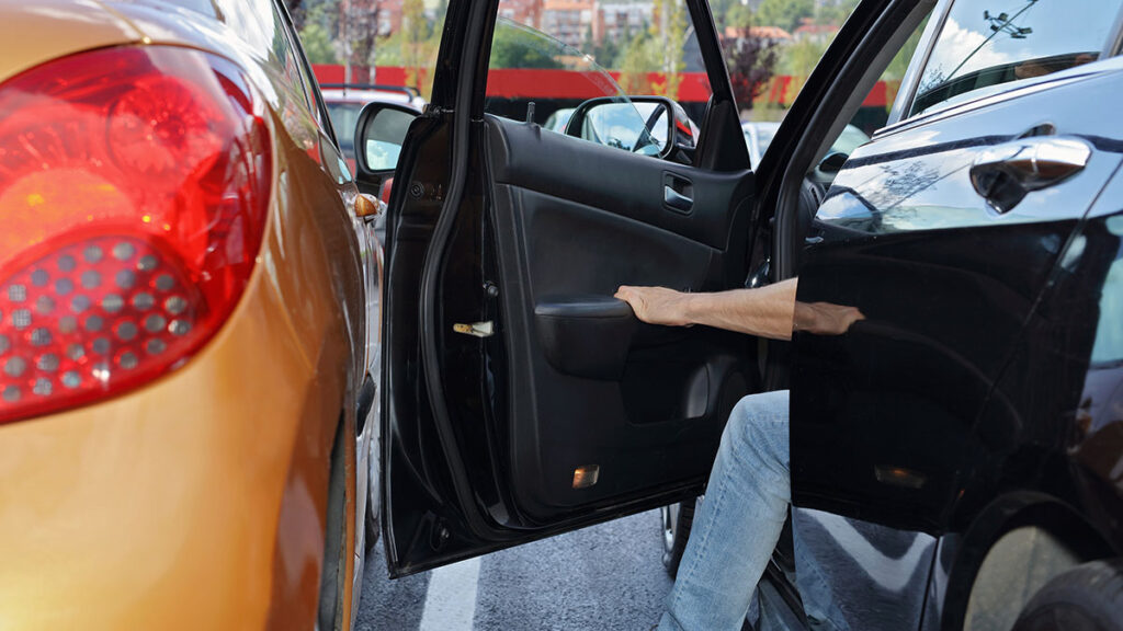 Golpe puerta coche