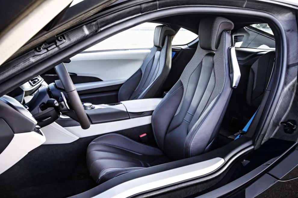 BMW i8: interior