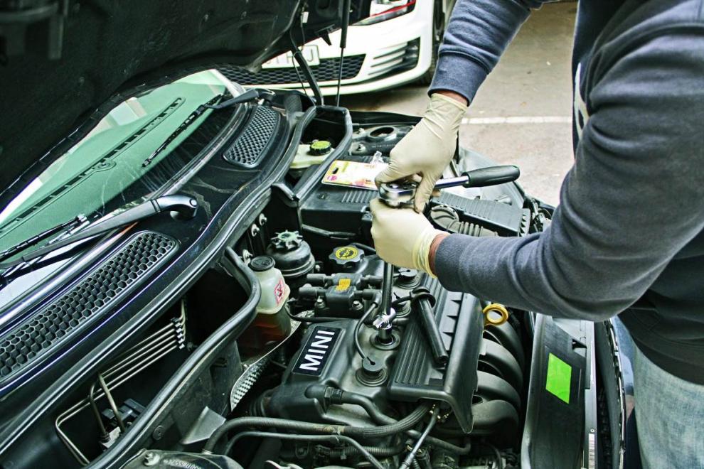 Cómo cambiar las bujías de tu coche