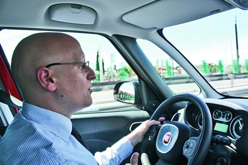 Jonatan Fernández prueba el Fiat 500L con Autofacil interior