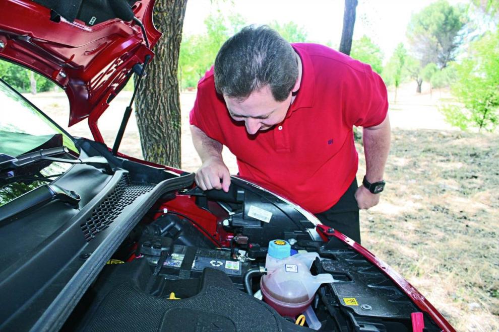 Francisco Javier Cañil prueba el Fiat 500L revisando motor