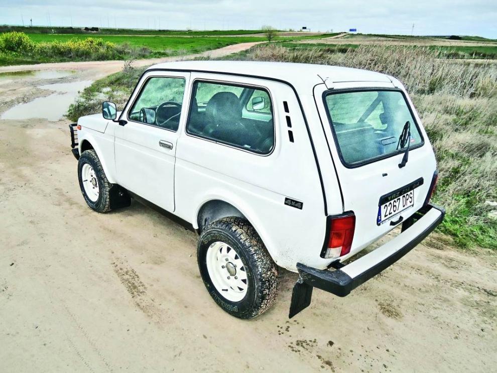 Lada Niva, trasera en campo