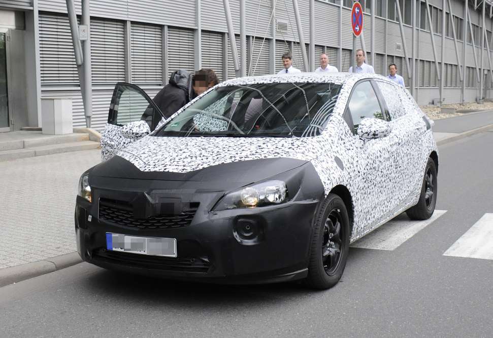 Opel Astra 2015 fotos espia