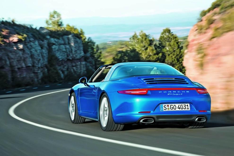 POrsche 911 Targa trasera en carretera