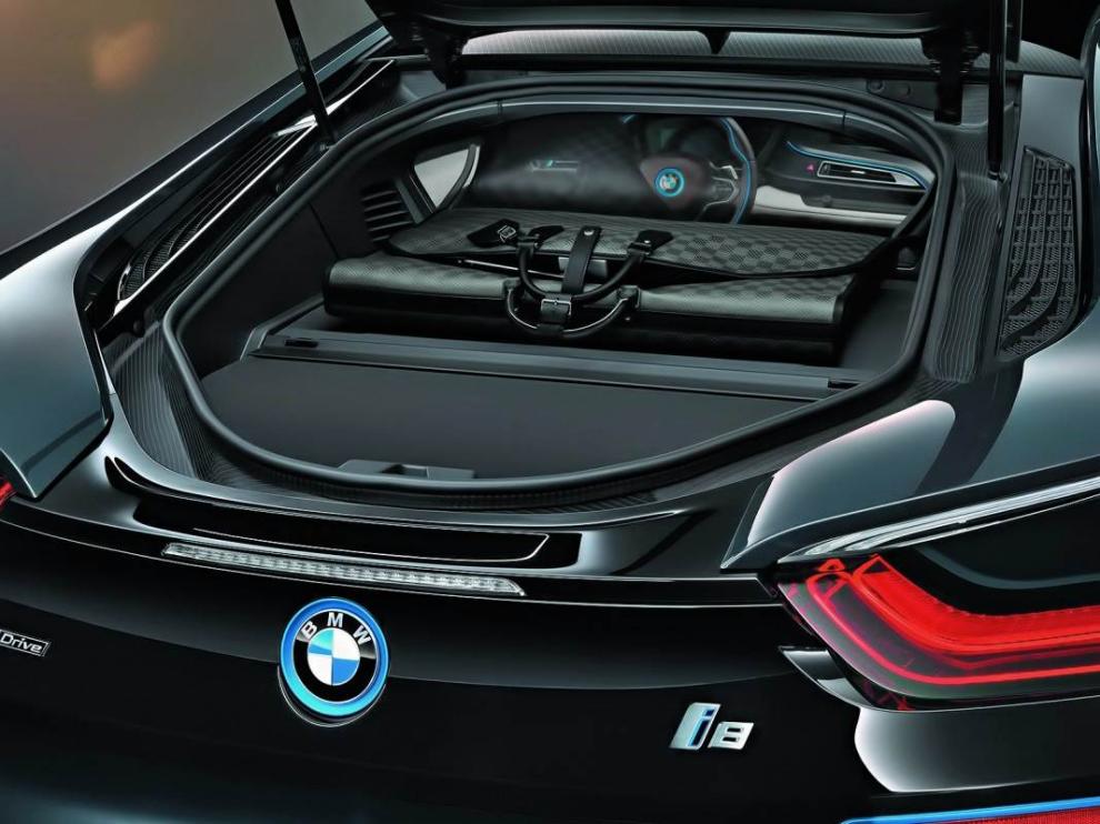 BMW i8 maletero