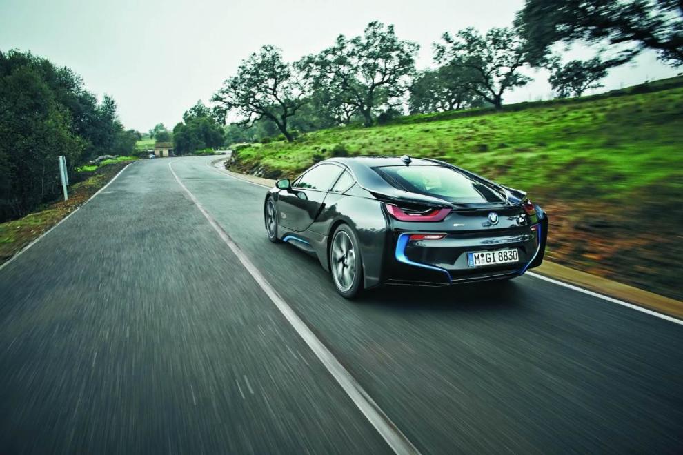 BMW i8 vista trasera en accion