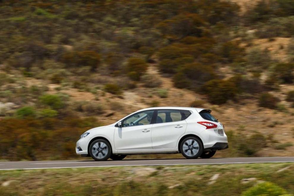 NIssan Pulsar blanco vista lateral